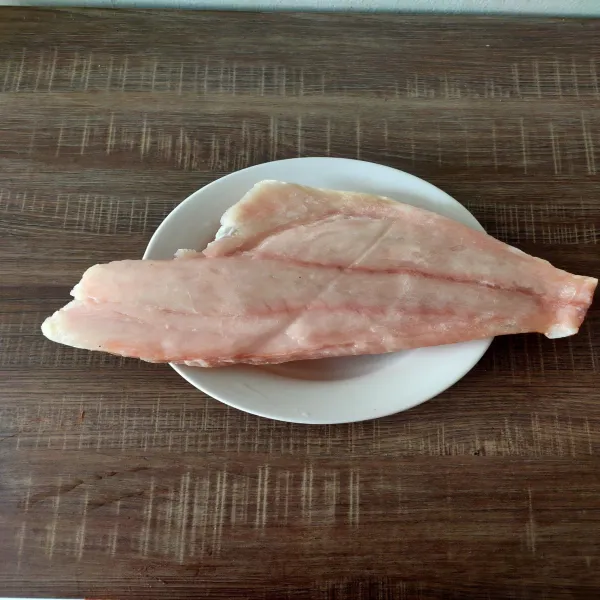 Potong ikan kakap menjadi 10 bagian dan baluri dengan jeruk limau dan garam. Sisihkan