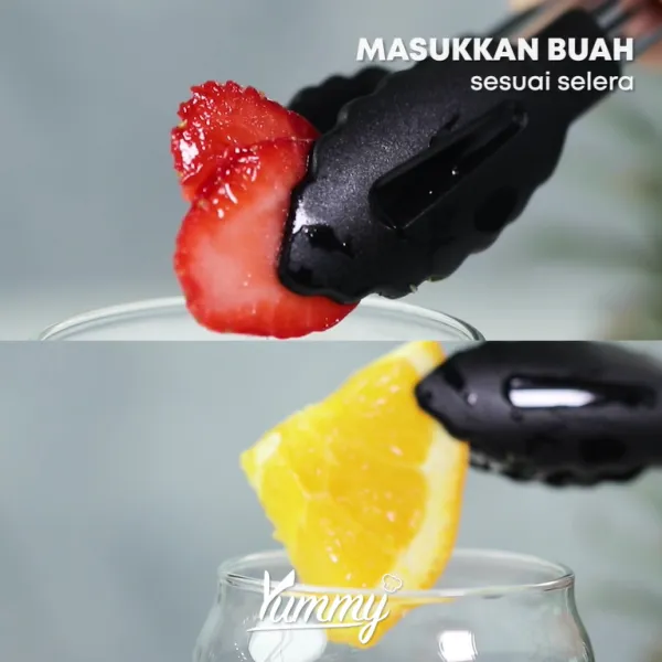 Masukkan potongan buah ke dalam gelas favorit kamu.