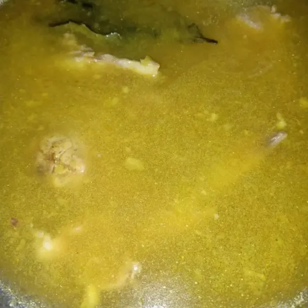 Masukkan ayam, ceker, garam, kaldu bubuk, lada bubuk, masak hingga ayam empuk
