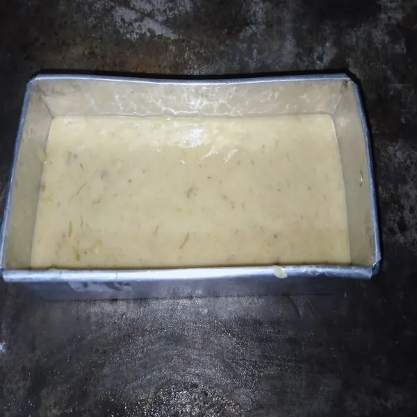 Siapkan cetakan, olesi dengan sedikit margarin & tepung. Tuang adonan sampai habis. Ratakan dengan spatula & hentak-hentakan adonan.