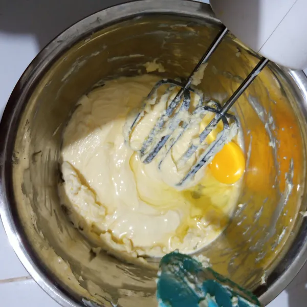 Masukkan 1 telur sambil dimixer rata, masukkan lagi telur ke 2 mixer kembali hingga rata.