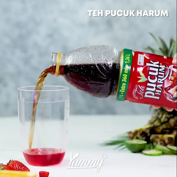 Masukkan sirup fruit punch dan Teh Pucuk Harum ke dalam shaker.