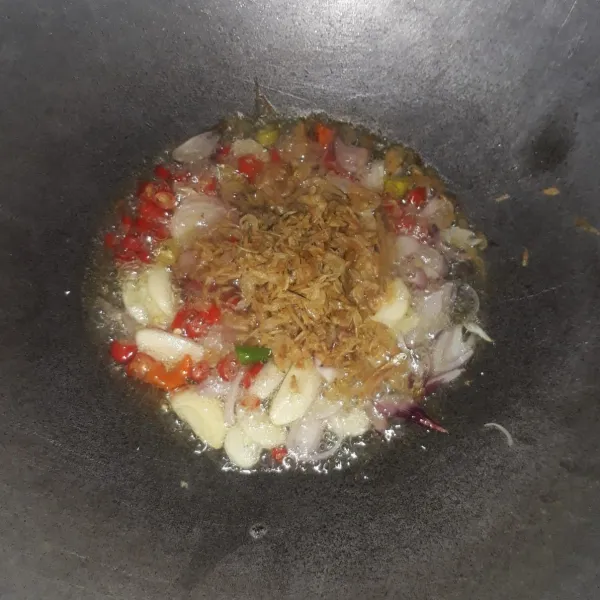 Tambahkan udang rebon yang sudah dicuci sebelumnya lalu aduk sampai matang.