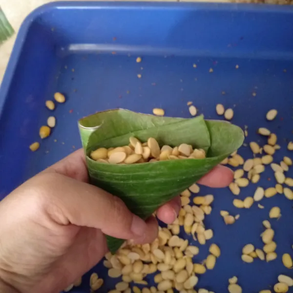 Cara membungkusnya pun sesuai selera, bisa bentuk segitiga atau kotak di plastik. Setelah dibungkus, tutup dengan kain dan diamkan minimal 24 jam dan maksimal 48 jam. Tempe siap digunakan.