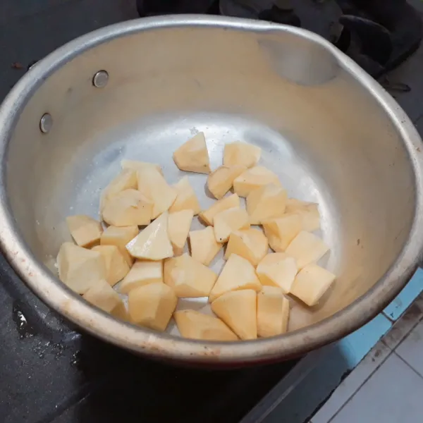 Kupas ubi & potong ukuran 2 cm. Taburi sedikit garam, diamkan 10 menit. Cuci bersih.