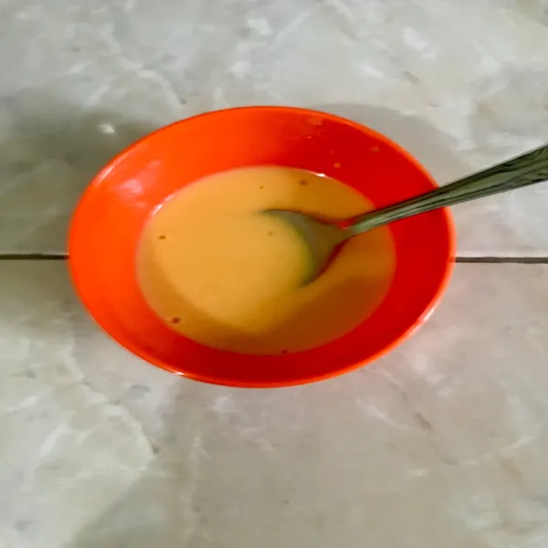 Larutkan bubuk telur asin dengan air secukupnya. Aduk hingga rata.