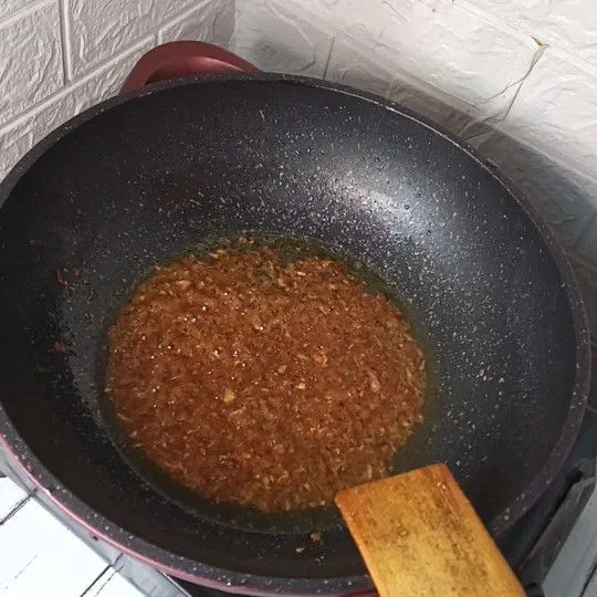 Tuang air sedikit, masukan gula. Masak sampai gula larut dan mengental