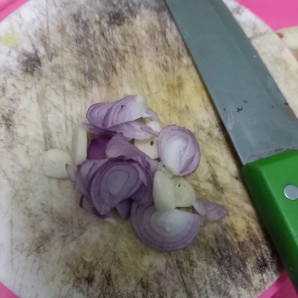 Kupas bawang merah lalu iris tipis-tipis.