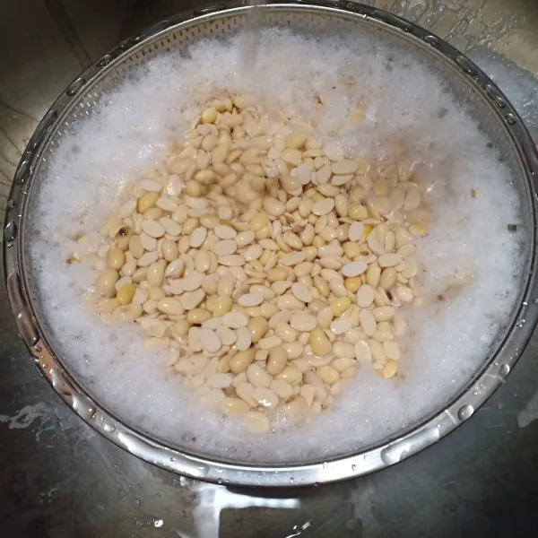 Saring kacang lalu bersihkan kulitnya.