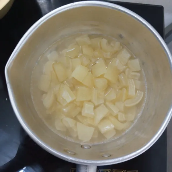 Cuci bersih cecek, potong kecil rebus sebentar dengan air secukupnya. Sisihkan.