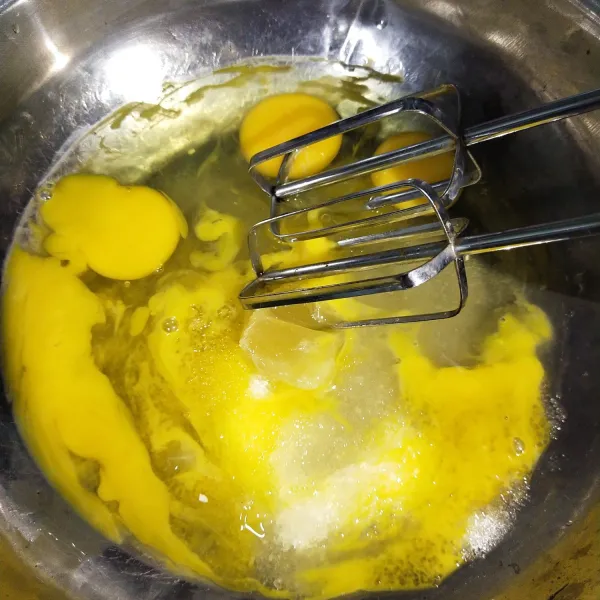 Kocok telur dan gula pasir dan emulsifier. Kocok sampai mengembang dan kental putih berjejak.