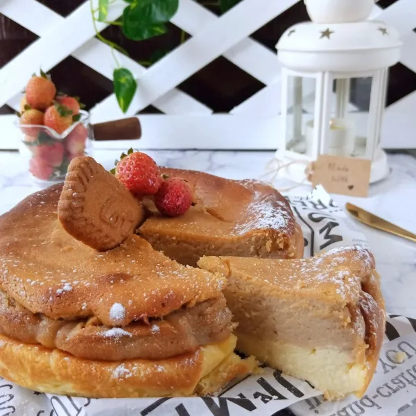 Keluarkan cake dari lemari es potong cake sesuatu selera, bisa diberi taburan gula halus maupun hiasan biskuit atau buah sesuatu selera. Yummy abis deh.