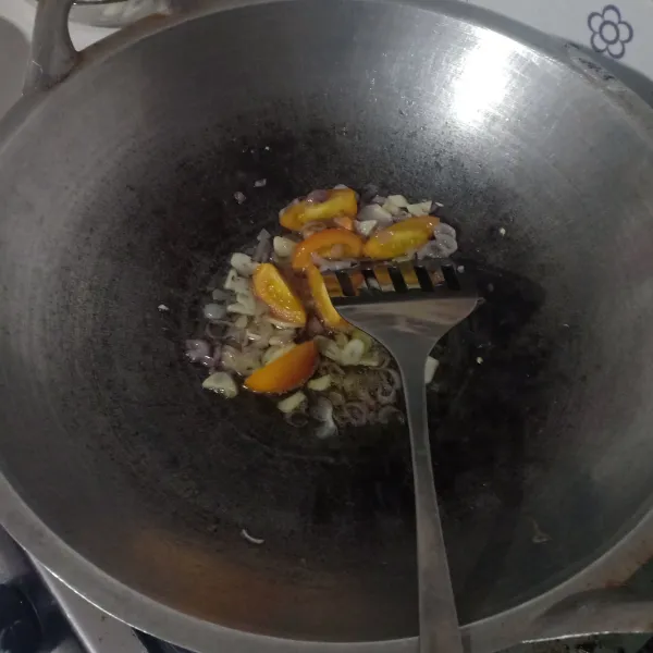 Tumis bumbu iris dengan sedikit minyak sampai harum lalu masukkan irisan tomat, oseng sebentar.
