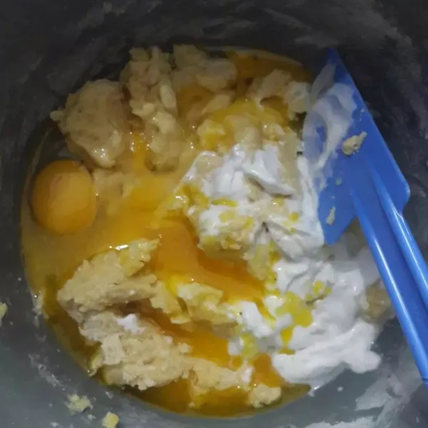 Masukkan telur, santan, dan margarin cair, aduk rata.