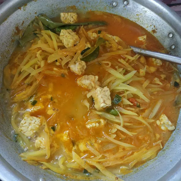 Tambahkan sisa air dan bumbui dengan garam, gula dan kaldu bubuk masak hingga mendidih.