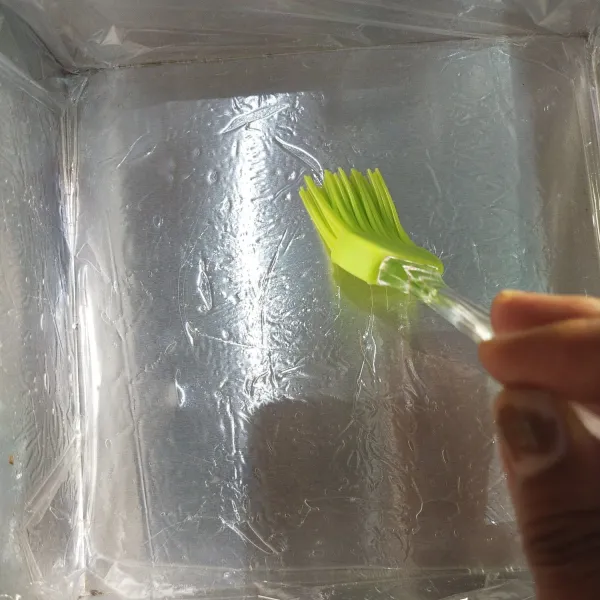 Langkah yang pertama olesi loyang dengan minyak goreng dan dialasi dengan plastik