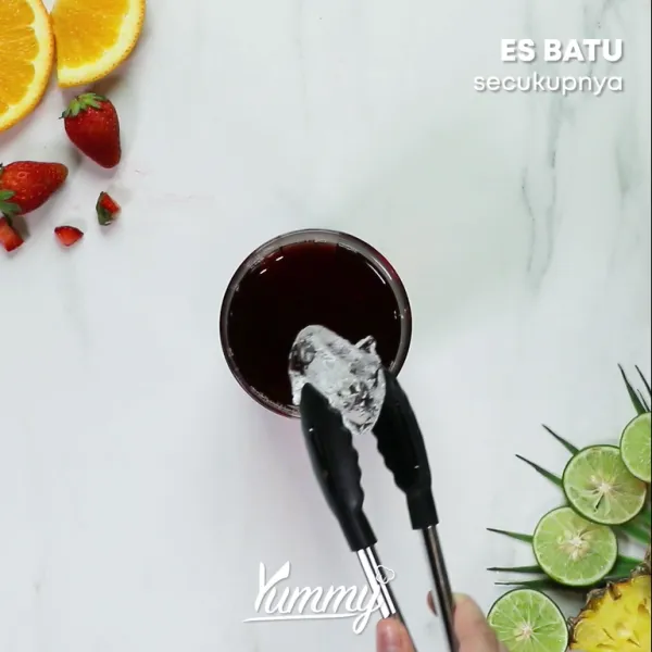 Masukkan es batu ke dalam shaker, lalu tutup shaker. Kemudian kocok.