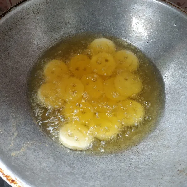 Panaskan minyak goreng secukupnya, goreng kentang hingga matang berwarna kuning keemasan.