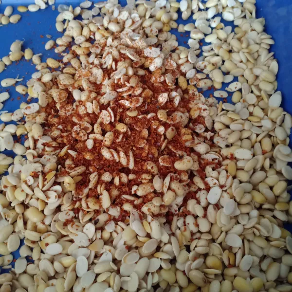 Setelah pemberian ragi selesai, bisa langsung bungkus atau taburi dengan cabe bubuk, oregano, atau rasa lainnya sesuai selera.