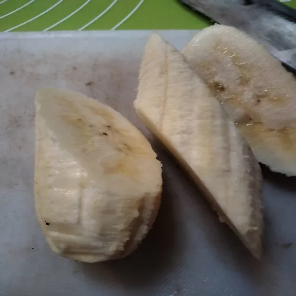 Kupas pisang, potong serong jadi 2-3 bagian, sesuai selera.