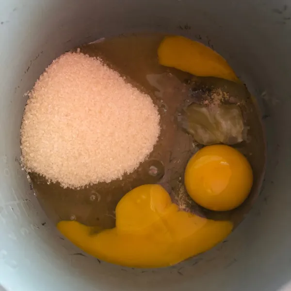 Siapkan wadah. Masukkan telur, gula pasir, emulsifier, dan garam. Mixer hingga mengembang.