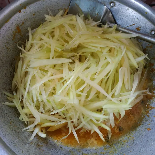 Selanjutnya masukkan pepaya, masak sampai empuk.