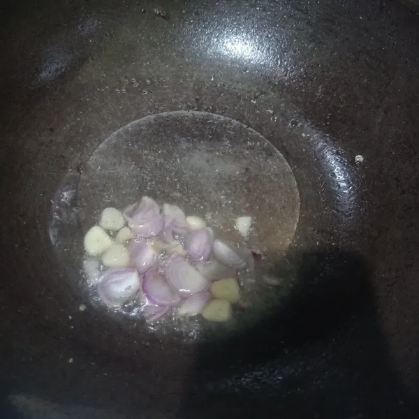 Siapkan wajan lalu beri minyak goreng. Lalu tunggu panas dan masukkan irisan bawang merah. Oseng sampai tercium harum.