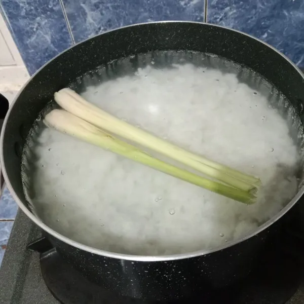 Didihkan air bersama serai dan sayap ayam. Setelah mendidih masukkan nasi.