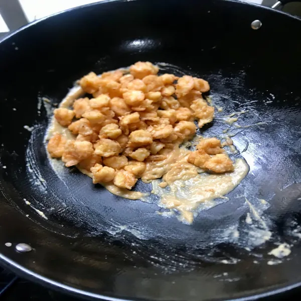 Masukkan udang yang sudah digoreng lalu aduk hingga rata. Angkat dan siap disajikan.