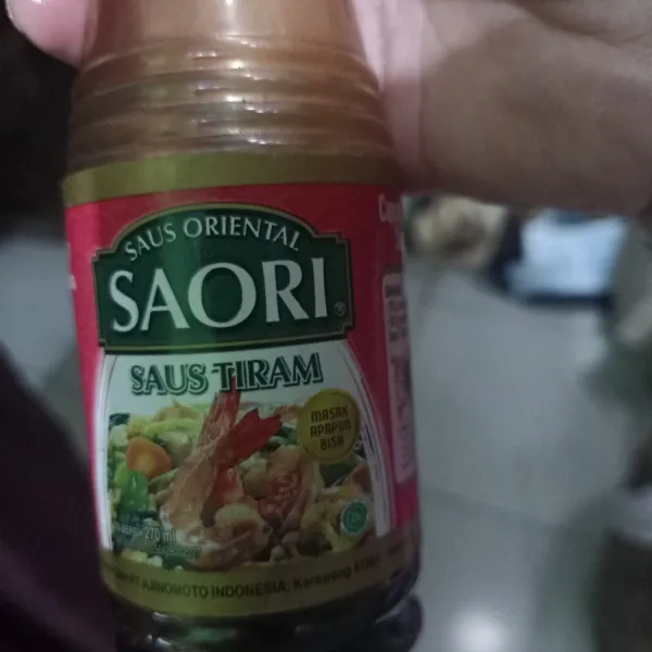Lalu beri saus tiram secukupnya. Aduk rata. Masak sampai kuah menyurut dan bumbu meresap.