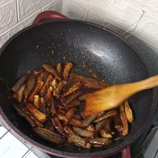 Tambahkan kecap manis