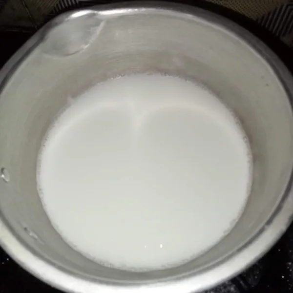 Masukkan susu cair kedalam panci.