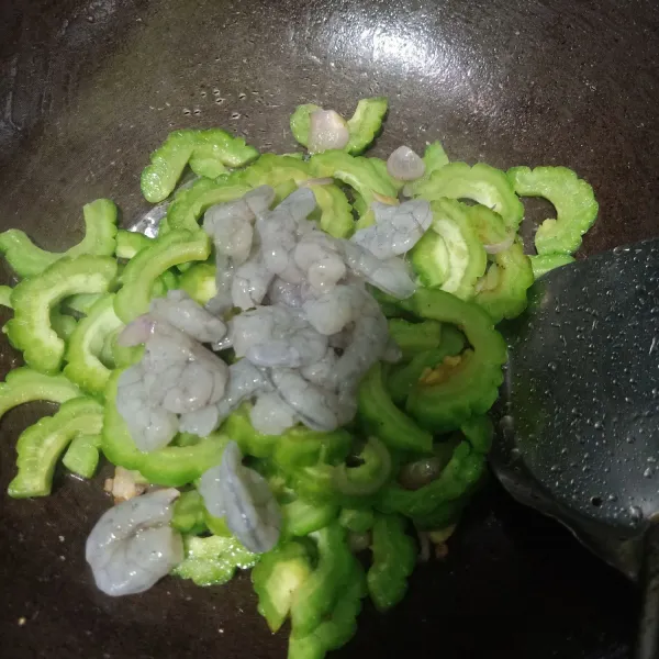 Masukkan udang. Oseng sampai udang berubah warna kemerahan.