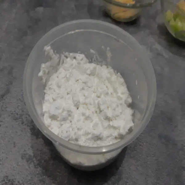 Siapkan tepung tapioka