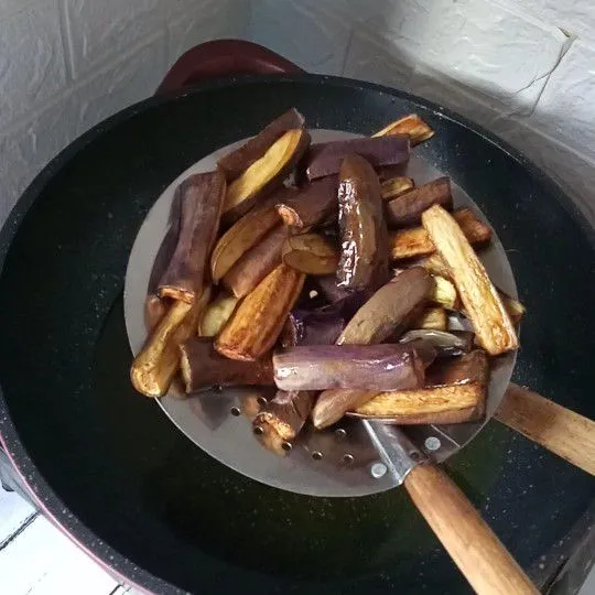 Goreng terong sampai layu dan kecoklatan