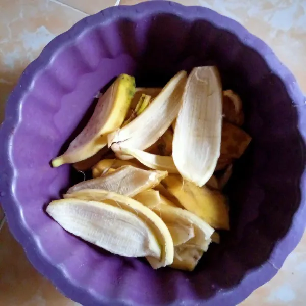 Siapkan kulit pisang