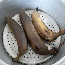 Kukus pisang sampai matang.