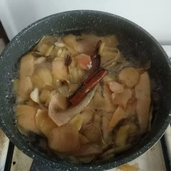 Setelah rebusan kulit apel mendidih, masukkan kayu manis