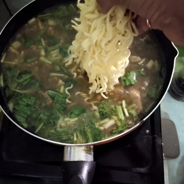 Kemudian masukkan sayurannya dan mie masak hingga matang. Siap disajikan.