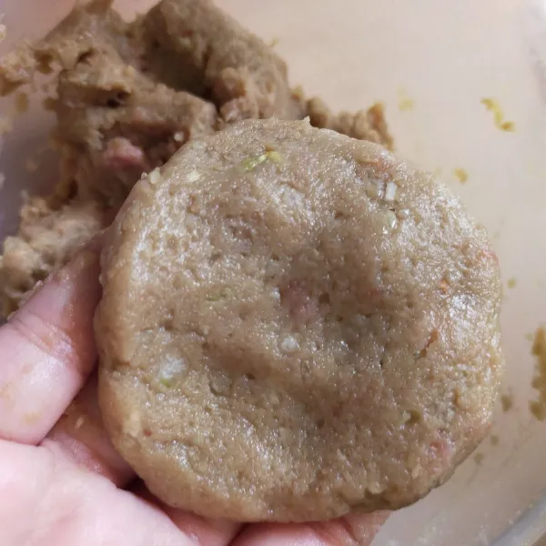 Pipihkan adonan membentuk burger. Bisa langsung  di panggang jika ingin dimakan. Bisa disimpan dalam freezer dengan cara balut tiap patties dengan plastik lalu simpan di freezer. Keluarkan dalam suhu ruang jika ingin memasaknya.