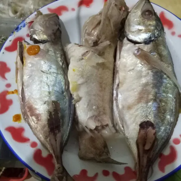 Kukus ikan yang sudah bersih. Kukus sekitar 10 menit.