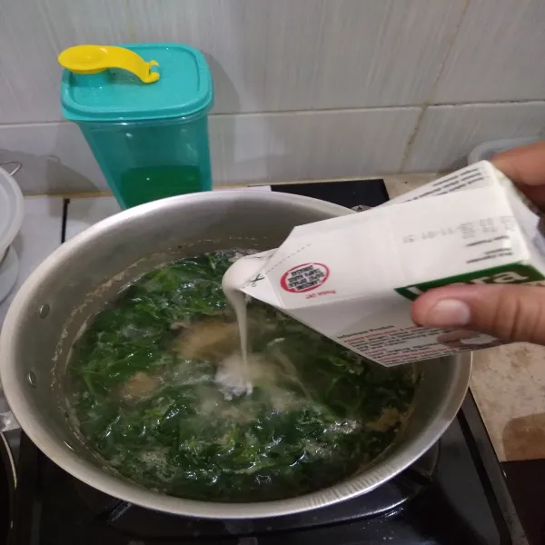 Masukkan santan kentalnya. Masukkan juga garam, gula, dan kaldu bubuk. Aduk rata.