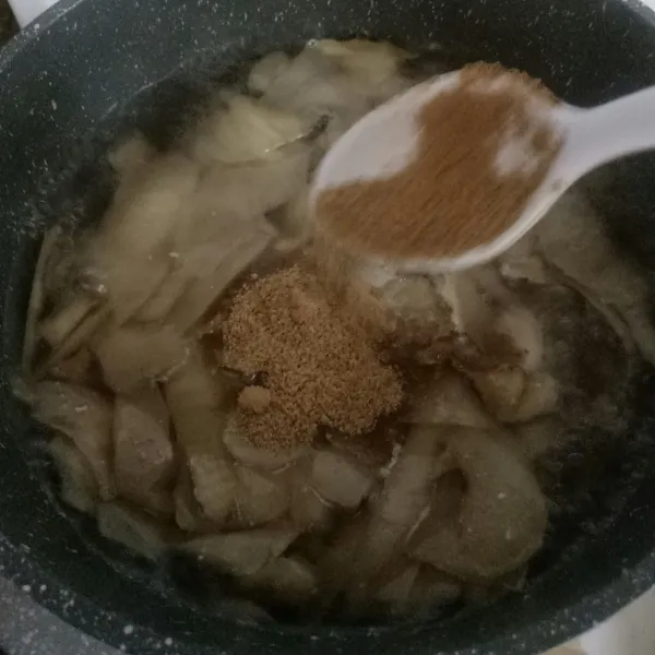 Masukkan gula aren, aduk dan biarkan air sedikit menyusut. Matikan api.