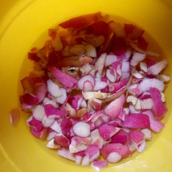 Cuci bersih kulit apel, tiriskan