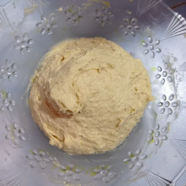 Tambahkan margarin dan garam, aduk kembali sampai tercampur rata. Lalu diamkan selama 1 jam.