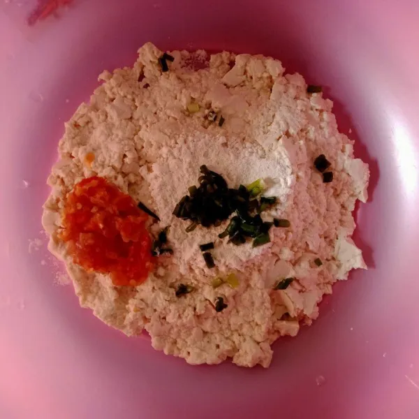 Haluskan tahu lalu beri bumbu halus dan daun bawang