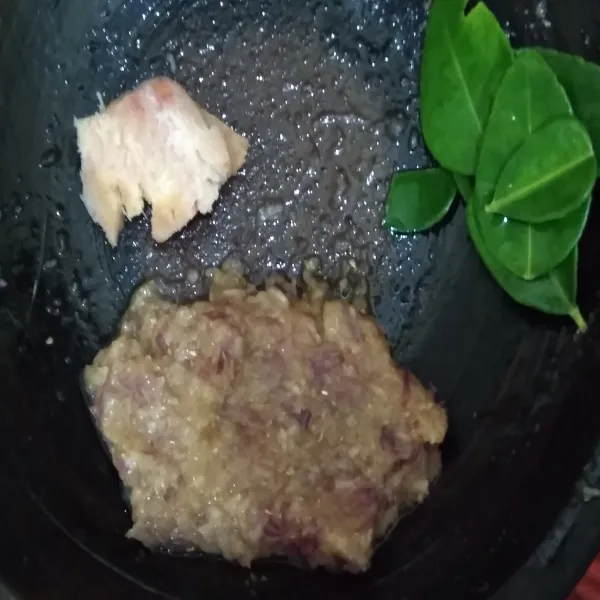 Haluskan semua bahan bumbu halus.