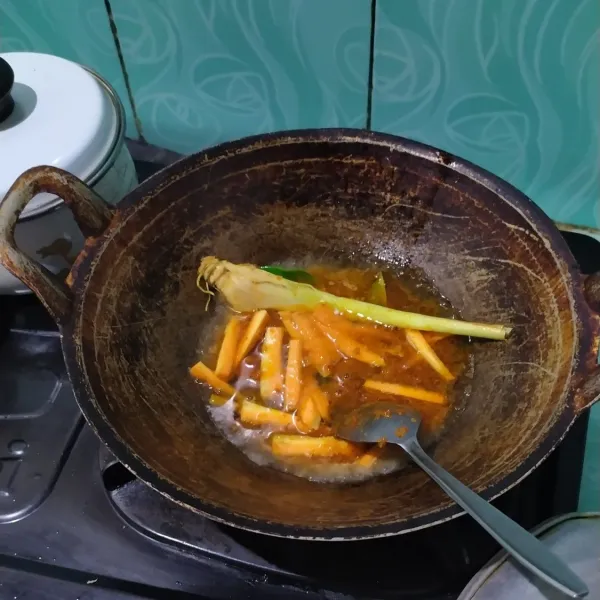 Tumis bumbu hingga harum, tambahkan air ±300ml masukan wortel masak hingga set matang