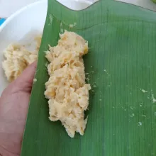 Siapkan daun pisang. Bungkus getuk. Sematkan dengan lidi.