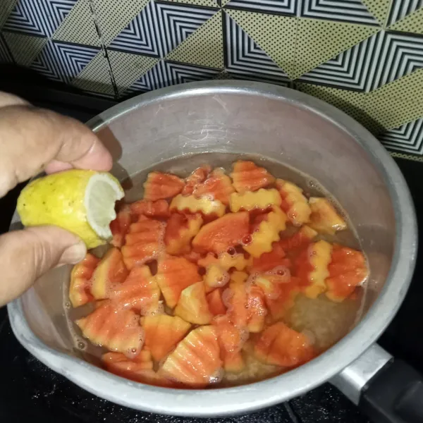 Setelah hangat, masukkan perasan jeruk lemon, aduk rata.